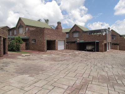 Townhouse For Sale in Die Hoewes, Centurion