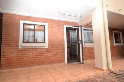 Townhouse For Sale in Halfway Gardens, Midrand