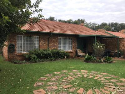 Townhouse For Rent in Rooihuiskraal North, Centurion