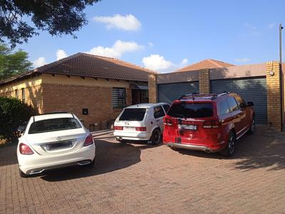 Townhouse For Sale in Halfway Gardens, Midrand