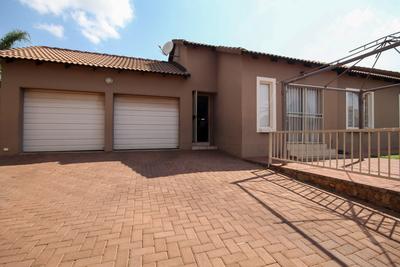 Townhouse For Sale in Thatchfield, Centurion