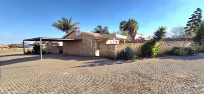 Townhouse For Sale in Heuwelsig Estate, Centurion