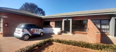 Townhouse For Rent in Zwartkop, Centurion